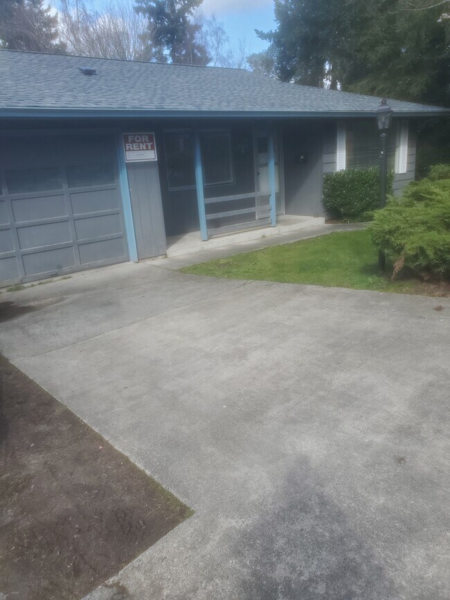 Building Photo - 2542 Fir Ave