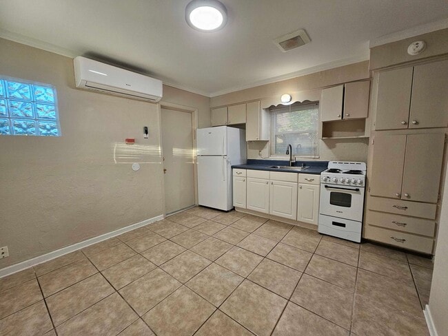 Building Photo - Available Now ~ Adorable Orlando Studio Apt