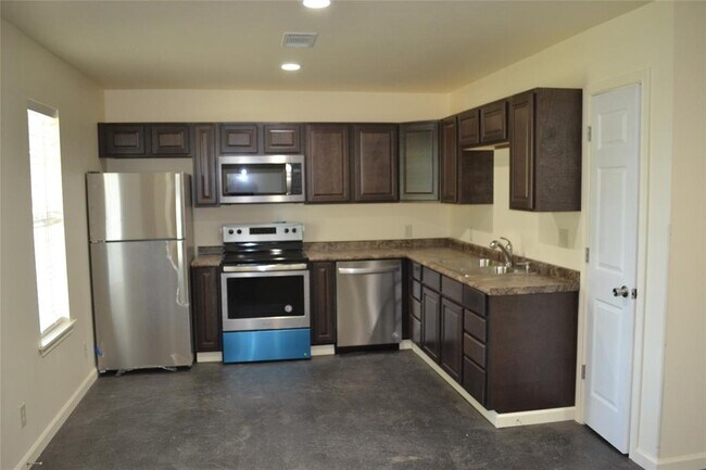 Building Photo - 253 Old Groveton Rd
