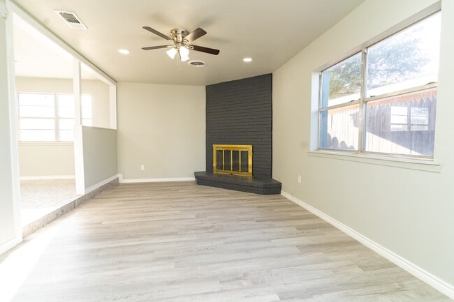 Building Photo - 1416 Tulip Ln