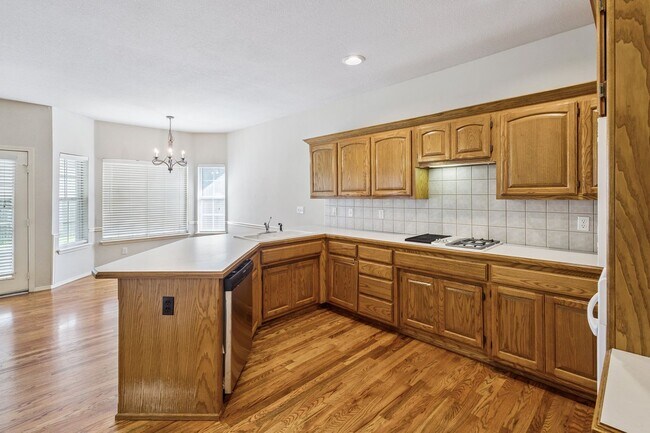 Foto del edificio - Spacious 4 Bedroom + Bonus Room