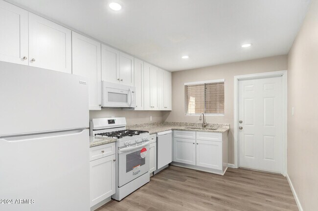 Foto del edificio - 3646 E Glenrosa Ave