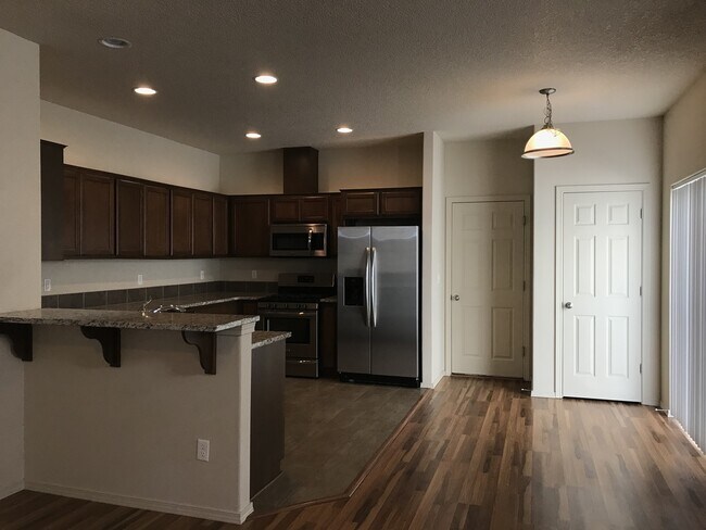 Foto del edificio - Well Maintained Spacious 4 BD Home with Gr...