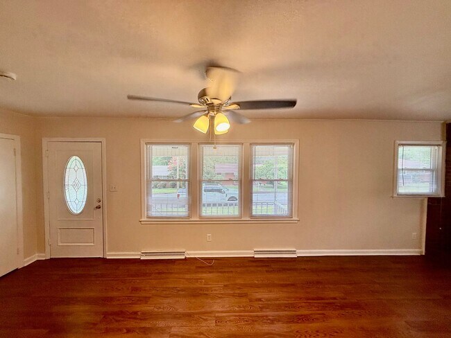 Foto del edificio - Three bedroom, 1 bath house in Burlington