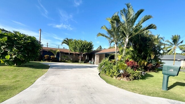 Building Photo - AVAILABLE NOW! 3 BED/2 BATH HOME IN KAILUA W/2 CAR CARPORT, YARD, POOL AND CLOSE TO BEACH!!