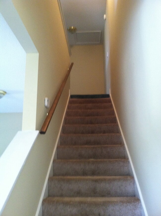 Foto del edificio - 3BR/2BA Duplex in Prime Location – Lawn Care Provided