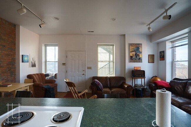 Foto del edificio - 79 Parsons Ave