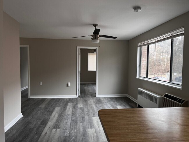 Foto del edificio - Affordable 2-Bedroom Apartment in Southwes...