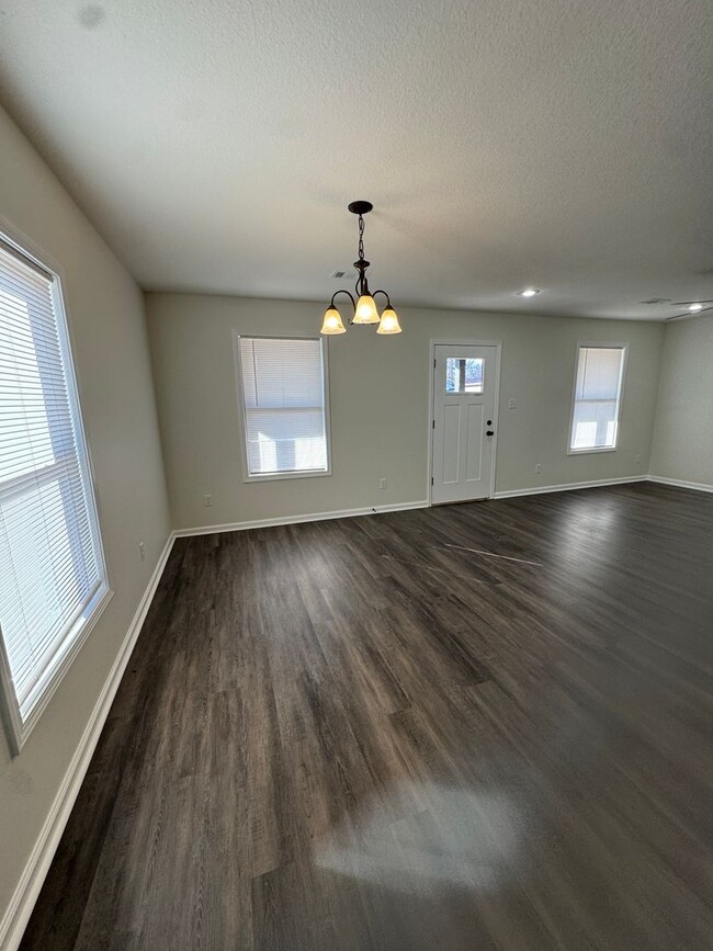 Foto del edificio - New 3 bed / 3 bath in Truman. Available Now!