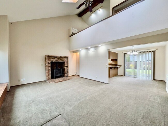 Building Photo - Discover This Charming Home in Wilsonville.