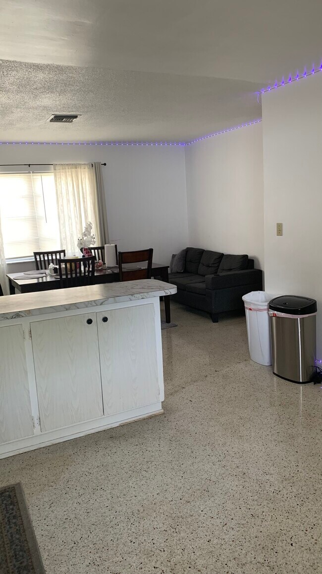 Foto del edificio - 704 NE 4th St