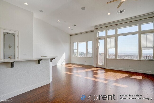 Foto del edificio - 4 br, 3.5 bath Townhome - 6481 Bayview Dr,...