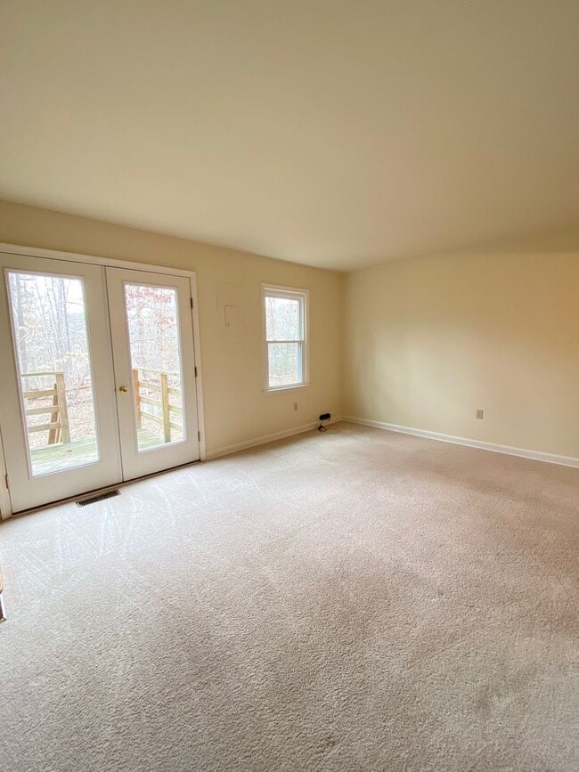 Building Photo - Two Bed Townhome in Fredericksburg