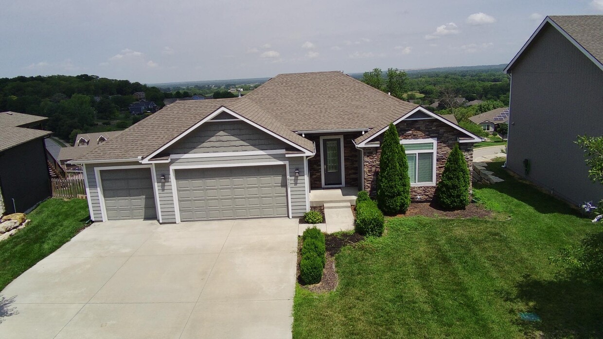 Primary Photo - 627 N Daylily Dr