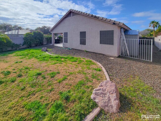Foto del edificio - 15654 W Carmen Dr