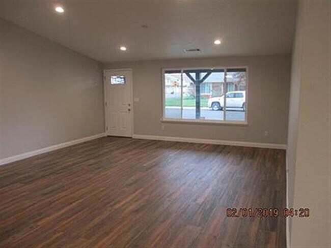 Building Photo - Brand new interior painting