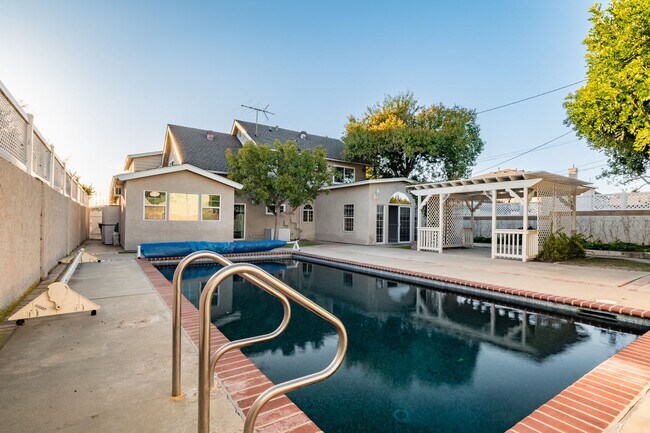 Foto del edificio - 5 Bedroom 3 Bathroom Single House in Los Alamitos CA 90720!!