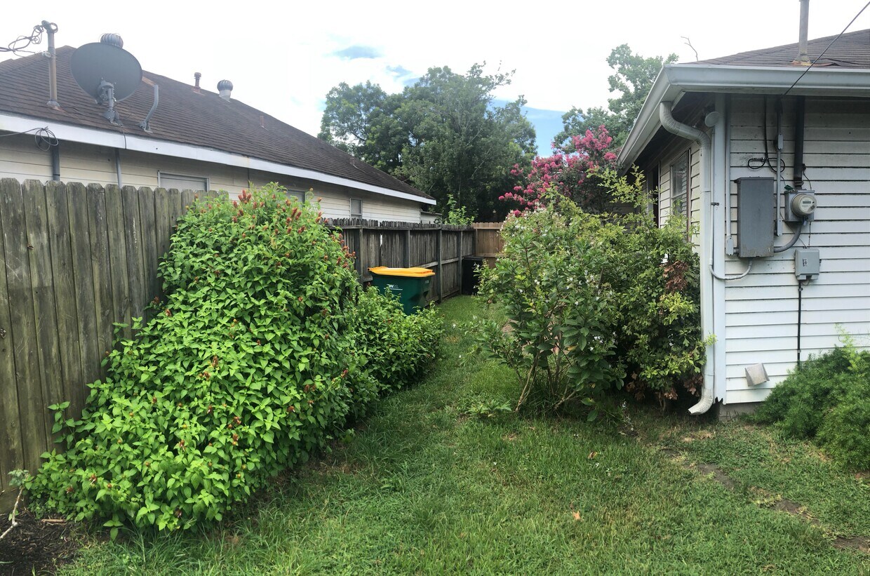 lots of flowers and landscaping to make you feel at home! - 2107 San Antonio Street