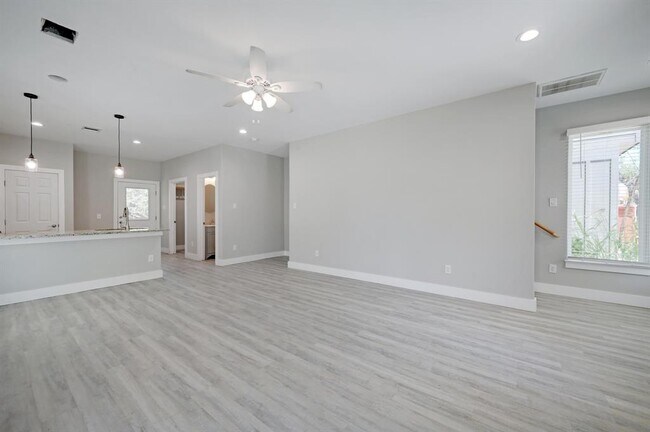 Foto del edificio - 346 Shady Bluff Dr