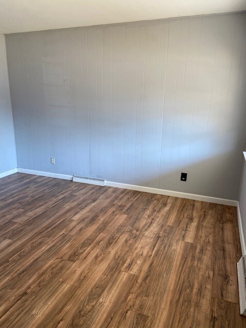 Building Photo - Spacious Home with Fully Fenced Back Yard