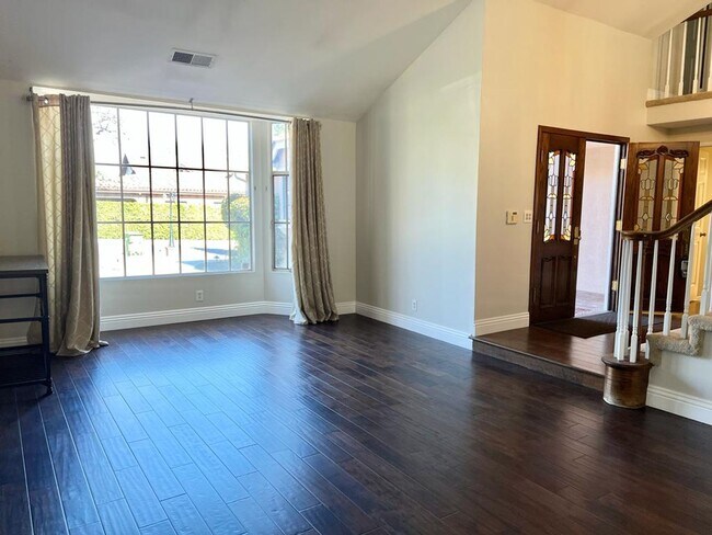 Foto del edificio - HUGE Encino House with Pool/Jacuzzi, 2 Car Garage and Lots of Space!