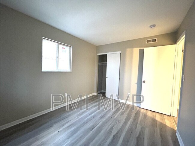 Foto del edificio - 834 Whitethorne Ave