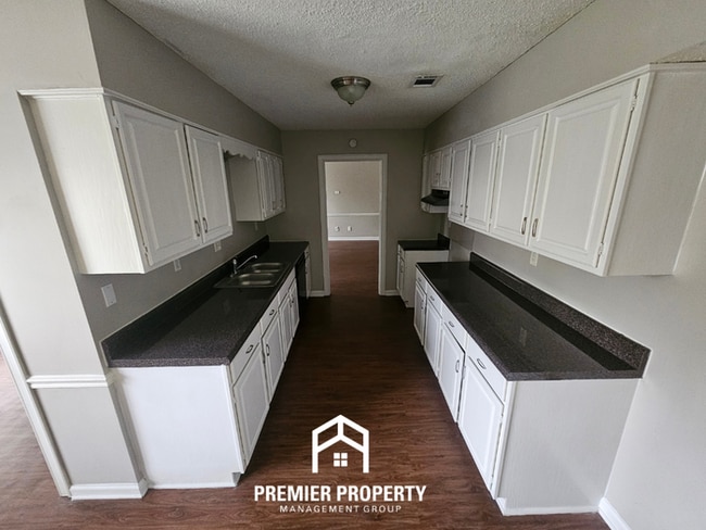 Foto del edificio - Spacious 3BR/2BA Home in 38115 | Vaulted Ceilings, 2-Car Garage & Back Deck