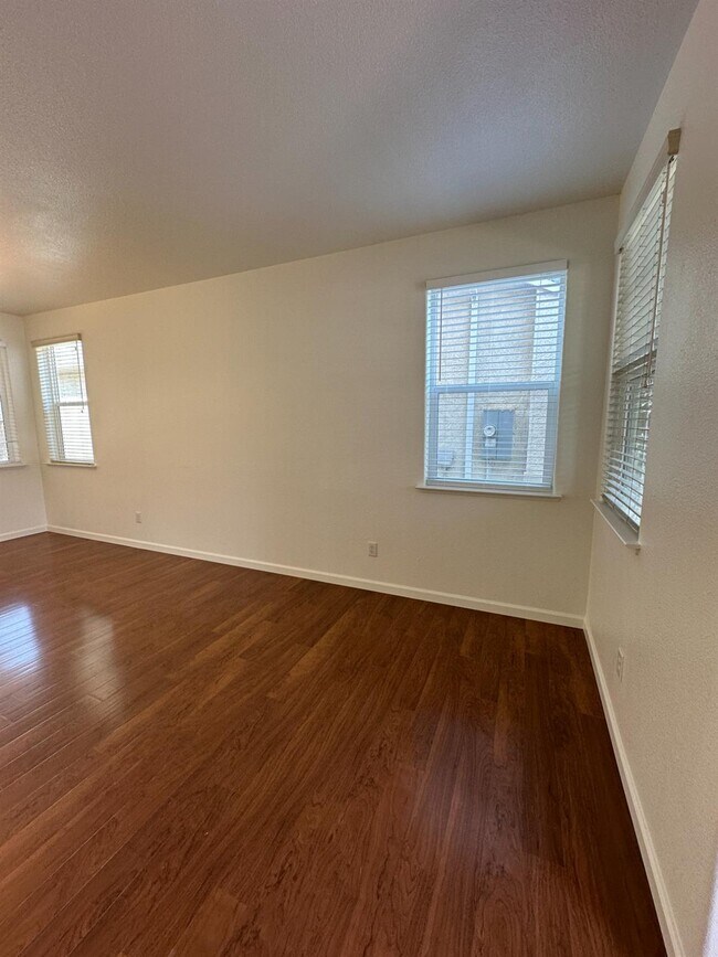 Foto del edificio - 636 W Venice Ln