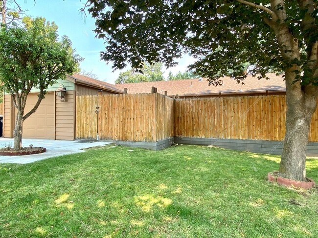 Building Photo - A Rare Find: Expansive NE Bend Home with E...