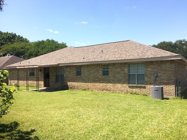 Foto del edificio - 3/2 brick house off of Verot School Rd.