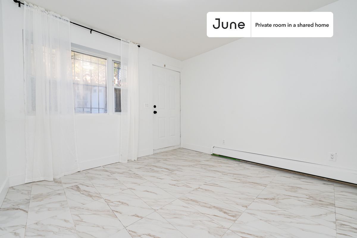 Foto principal - Private bedroom in 3 bed/1 bath Home