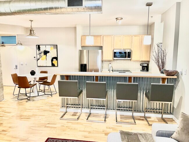 Building Photo - 2422 Tremont Pl