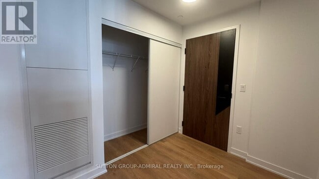 Photo du bâtiment - 1037 The Queensway