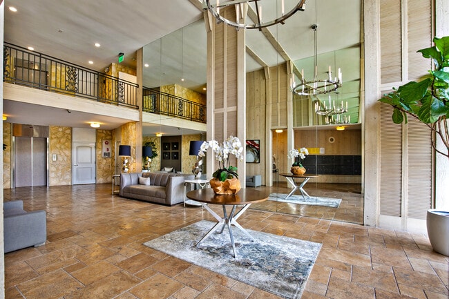 Building Photo - 809 S Bundy Dr