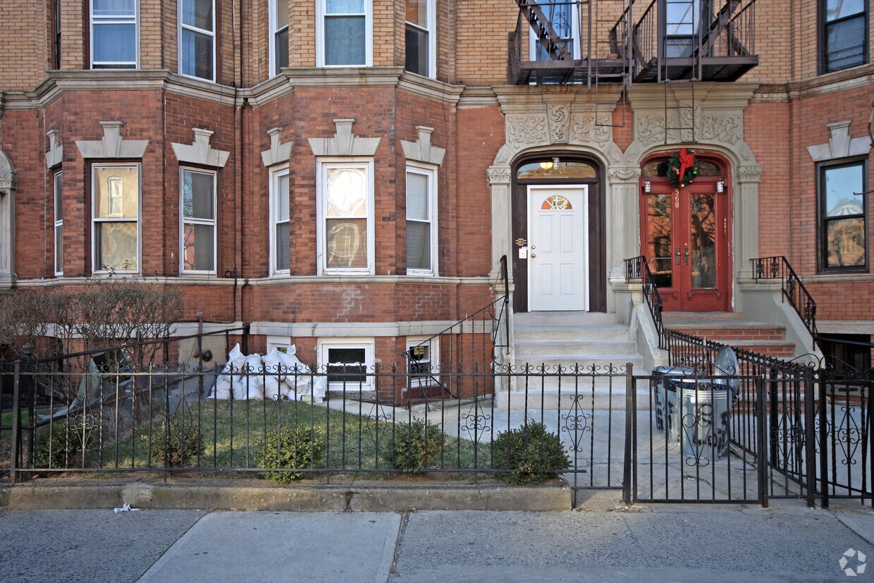 Building Photo - 570 Halsey St