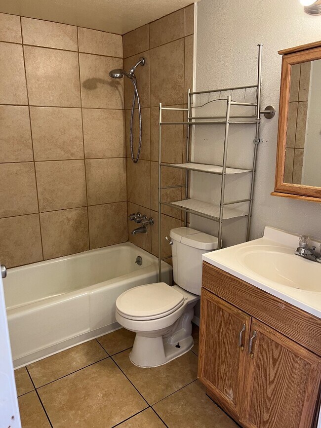 Building Photo - 920 San Pedro Dr SE