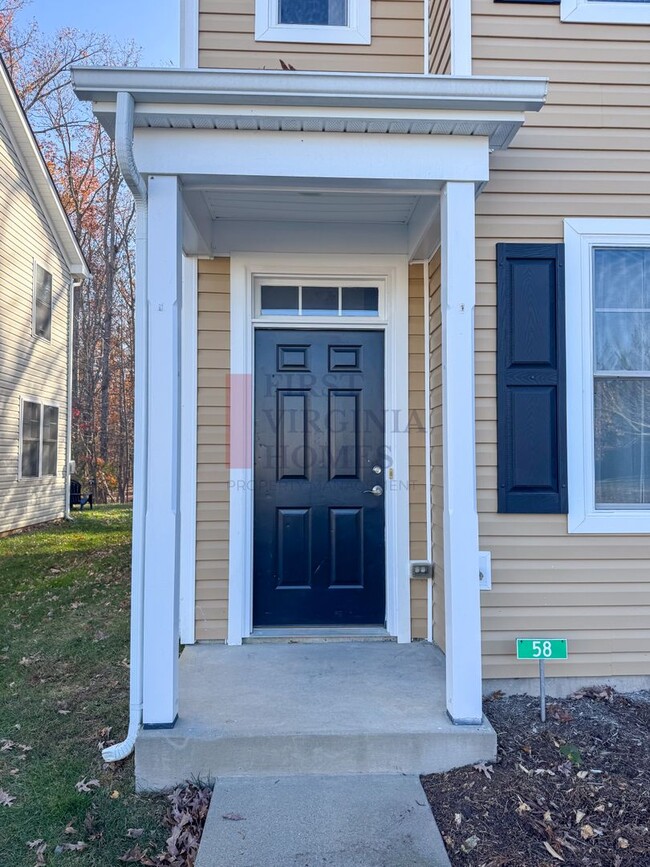 Building Photo - Two story townhouse w/ 3 bedrooms,2.5 baths