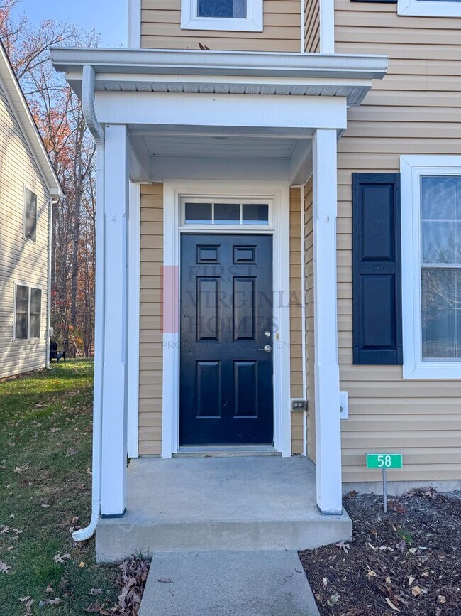 Foto del edificio - Two story townhouse w/ 3 bedrooms,2.5 baths