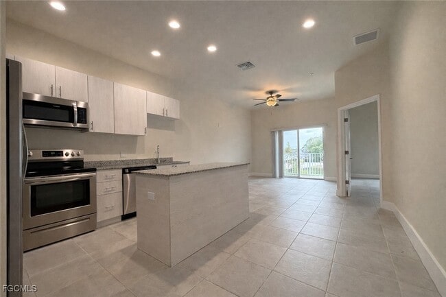 Building Photo - 3303 SW 8th Pl