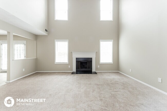 Building Photo - 621 Lone Oak Dr