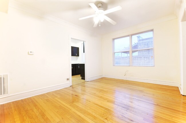 Foto del edificio - 5207 W Belmont Ave