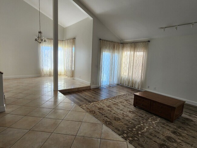Foto del edificio - FOR RENT East End VENTURA 5 + 3