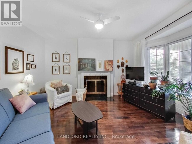 Photo du bâtiment - 2251 Dundas St W