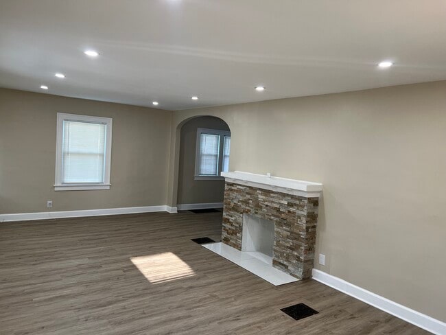 Building Photo - 623 W 40th St