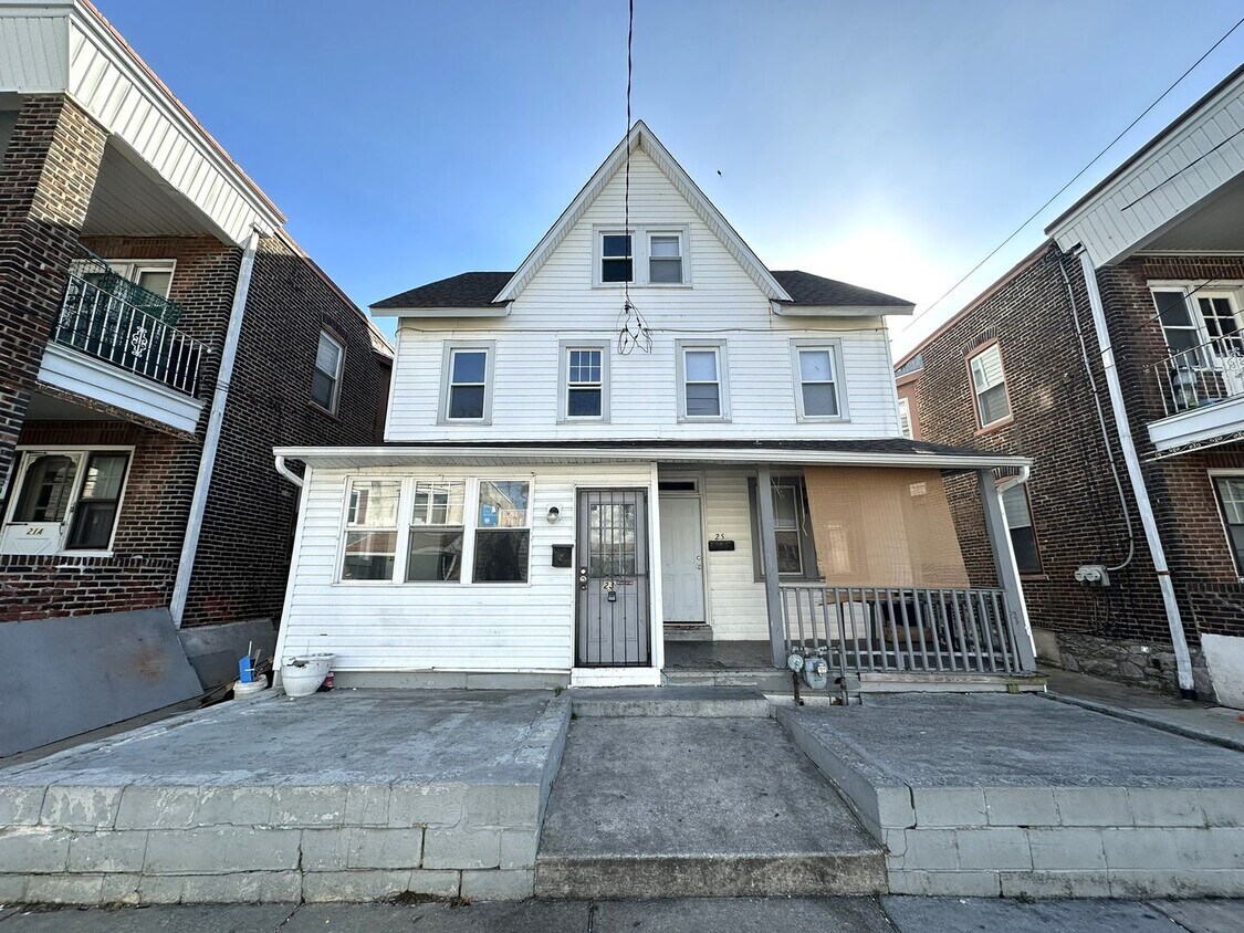 Primary Photo - Beautifully Renovated 4-Bedroom Home in Ma...