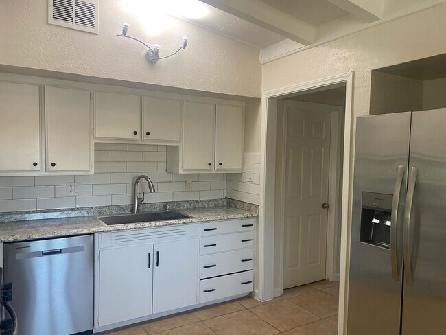 Foto del edificio - Charming 4 bedroom 2 bathroom!
