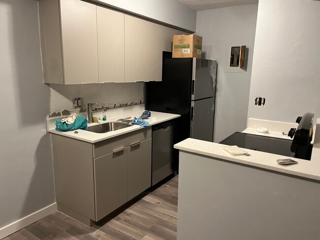 Kitchen stickers till on it.uartz countertops and Stainless steel appliances. - 5111 NE 18th Ave