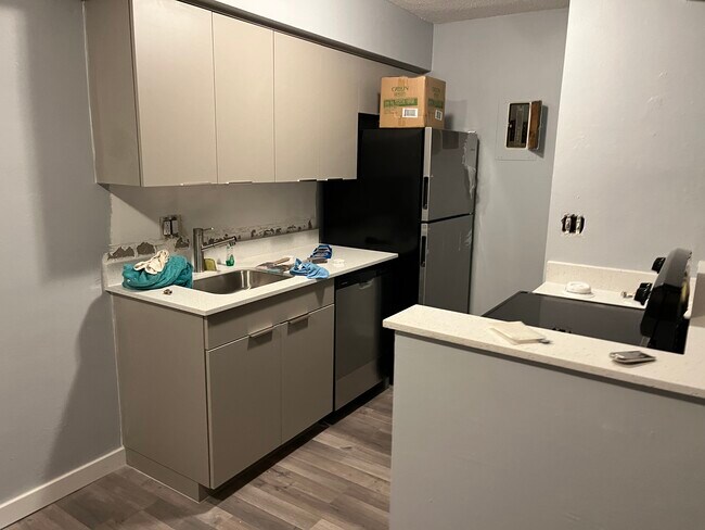 Pegatinas de cocina aún en él. Encimeras de cuarzo y electrodomésticos de acero inoxidable. - 5111 NE 18th Ave