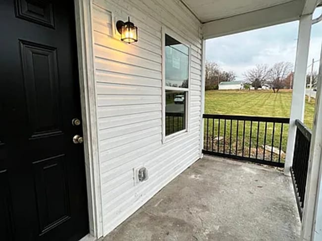 Building Photo - 863 E Main St Ext