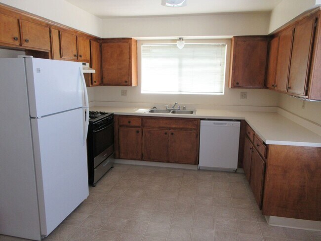 Building Photo - 1025 W Perdew Ave